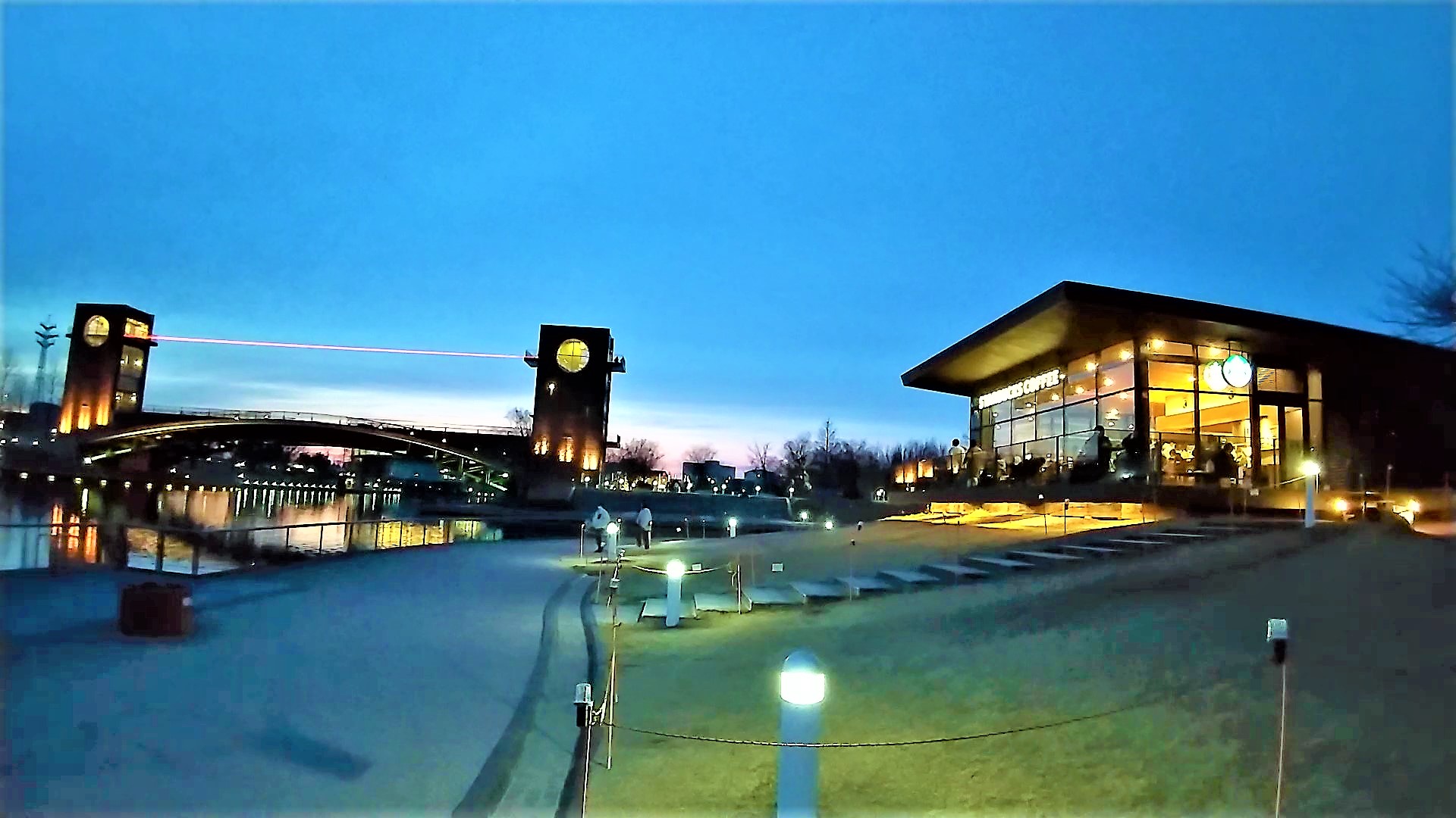 夕方のスタバと環水公園